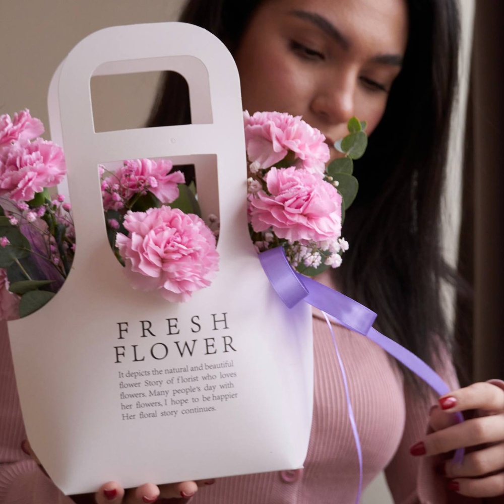 Моей родной: сумка с розовой гвоздикой