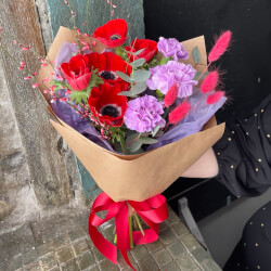 Крыло любви: букет-комплимент с анемонами Крыло любви: букет-комплимент с анемонами