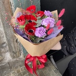 Крыло любви: букет-комплимент с анемонами в Санкт-Петербурге - Фотография 1