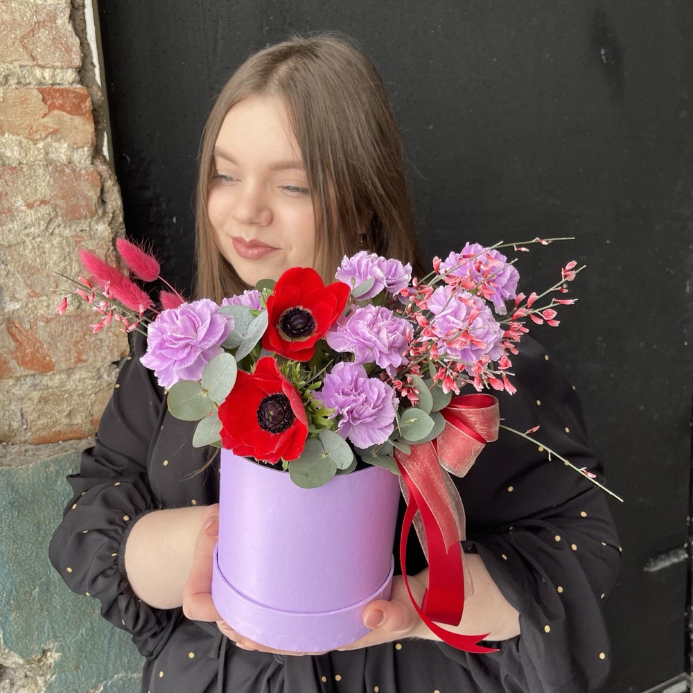 Крыло любви: цветы в коробке с анемонами