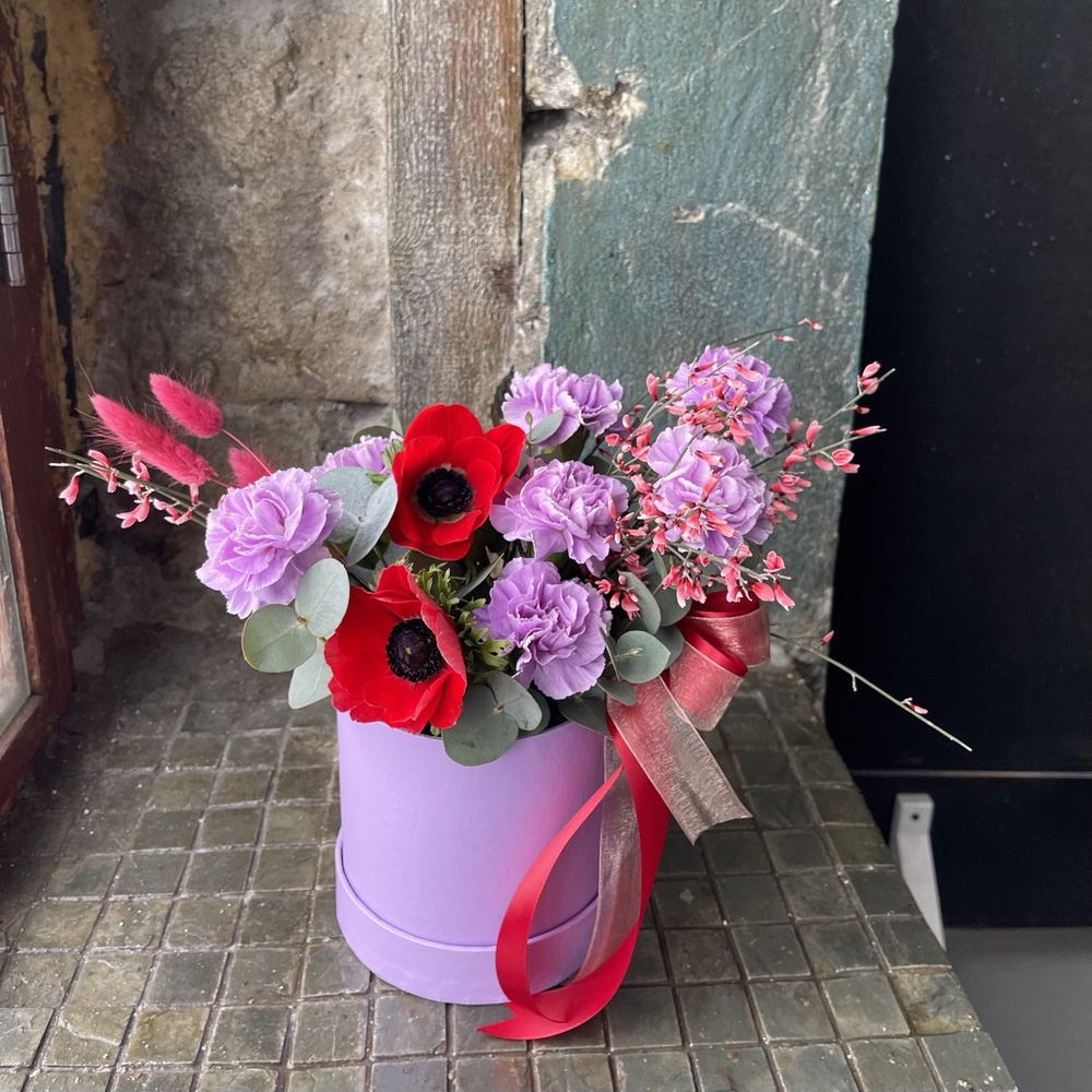 Крыло любви: цветы в коробке с анемонами