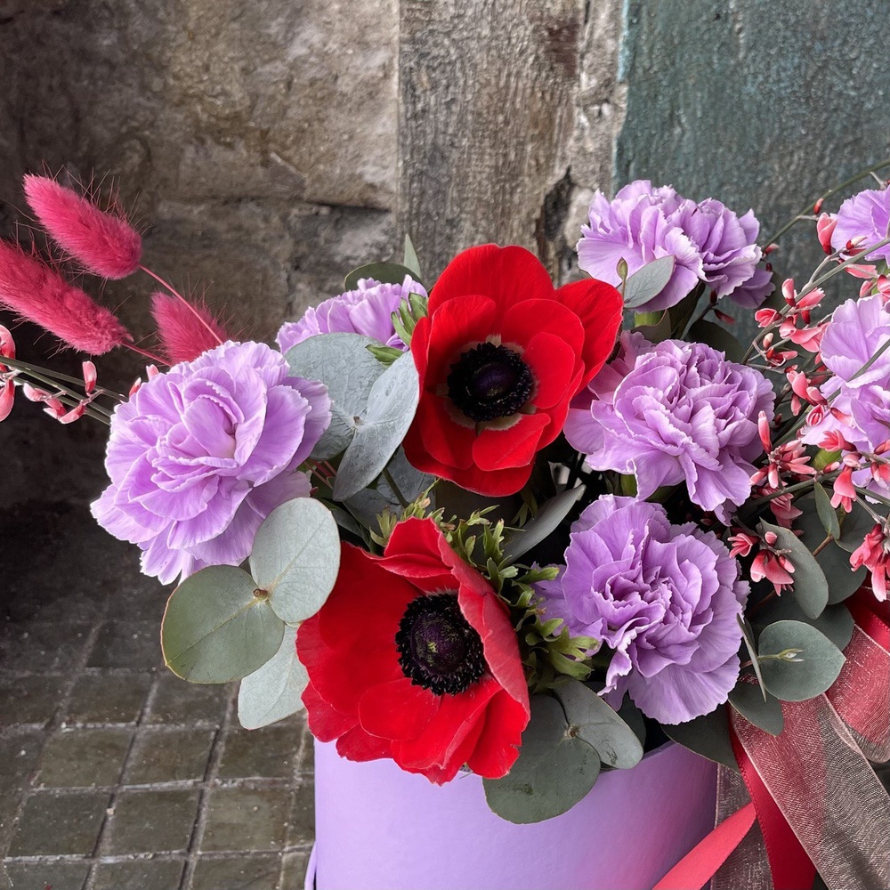 Крыло любви: цветы в коробке с анемонами