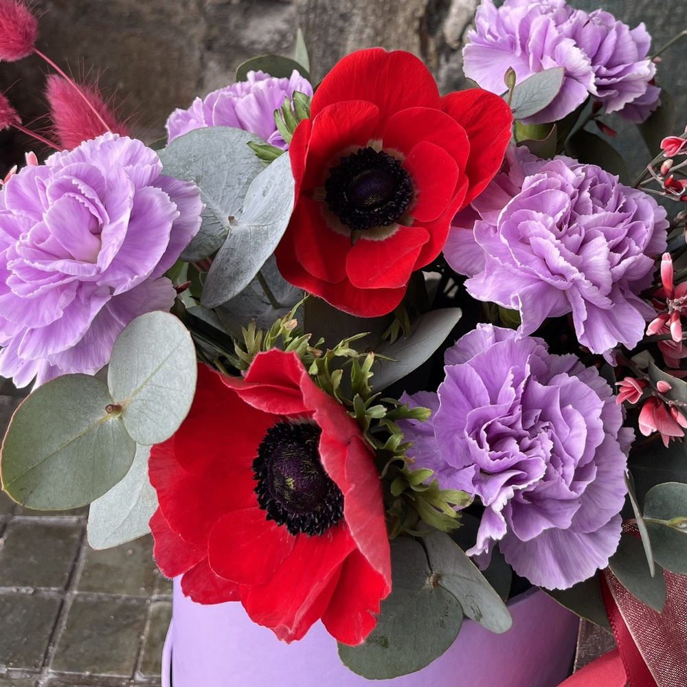 Крыло любви: цветы в коробке с анемонами