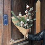 Хвойная охапка с нобилисом, ветками хлопка и другими цветами в Санкт-Петербурге - Фотография 9