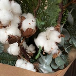 Хвойная охапка с нобилисом, ветками хлопка и другими цветами в Санкт-Петербурге - Фотография 3