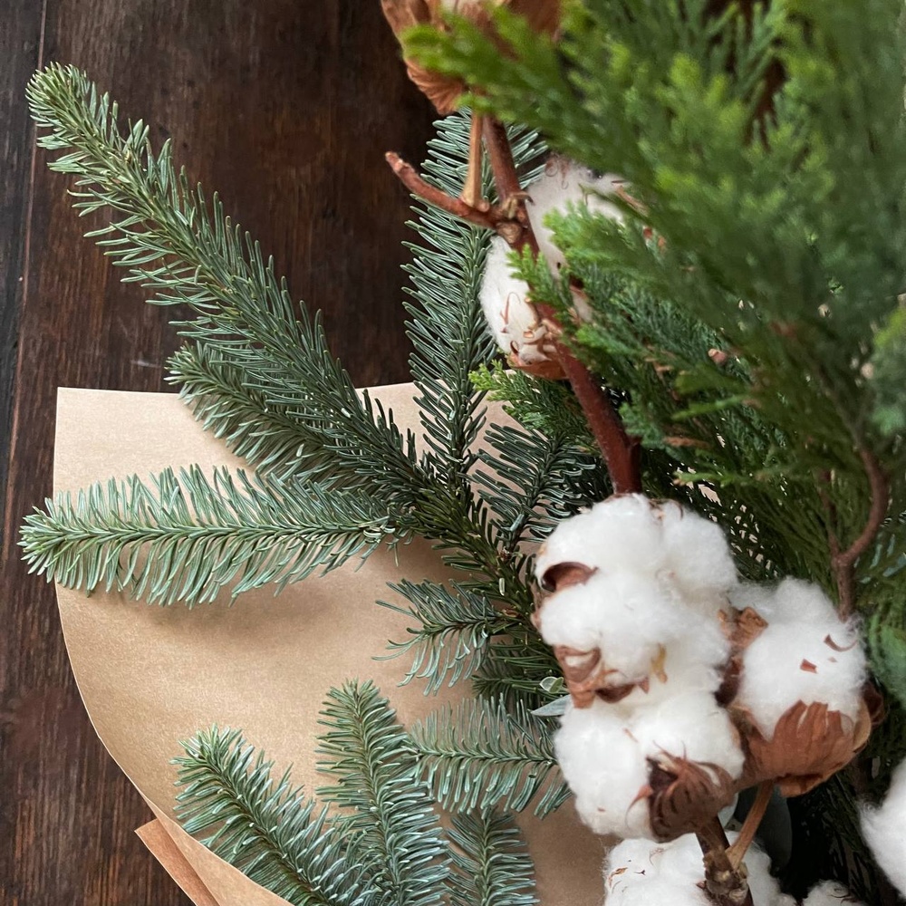 Хвойная охапка с нобилисом, ветками хлопка и другими цветами