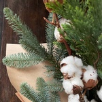 Хвойная охапка с нобилисом, ветками хлопка и другими цветами в Санкт-Петербурге - Фотография 4