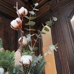 Хвойная охапка с нобилисом, ветками хлопка и другими цветами в Санкт-Петербурге - Фотография 7