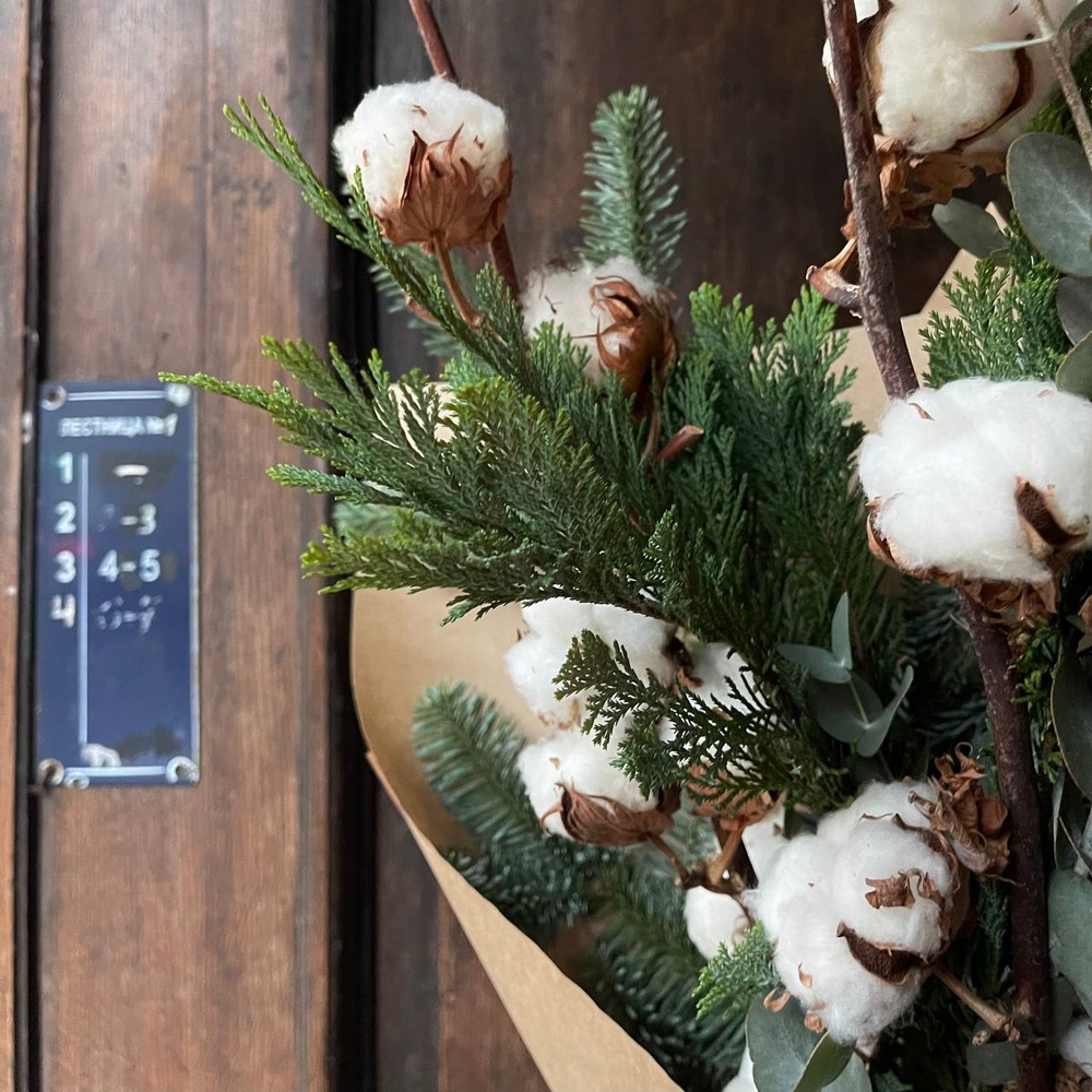 Хвойная охапка с нобилисом, ветками хлопка и другими цветами