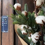 Хвойная охапка с нобилисом, ветками хлопка и другими цветами в Санкт-Петербурге - Фотография 8