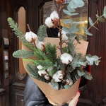 Хвойная охапка с нобилисом, ветками хлопка и другими цветами в Санкт-Петербурге - Фотография 2