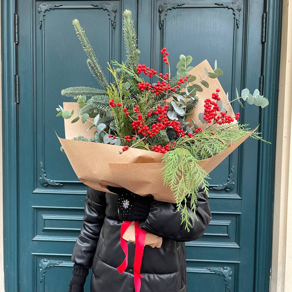 Хвойный микс: нобилис, еловые ветки и ягоды илекса