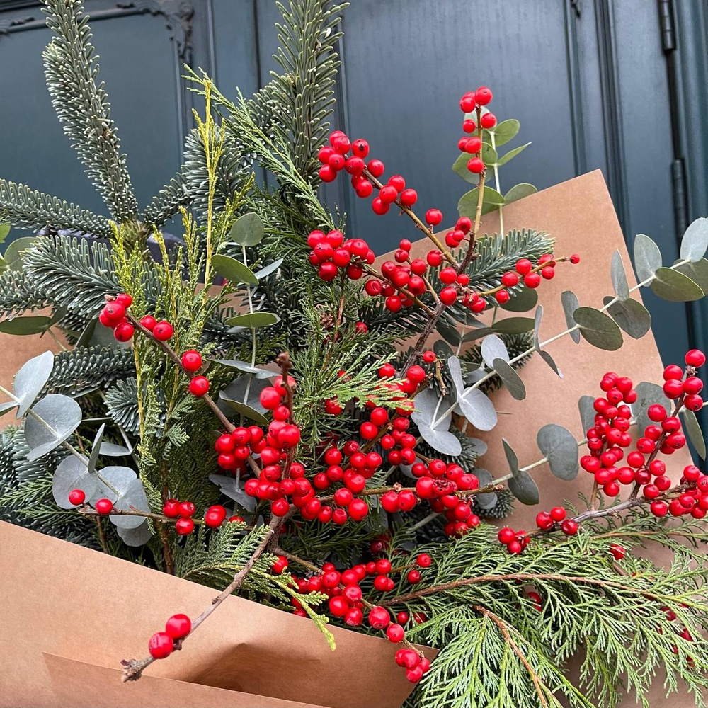 Хвойный микс: нобилис, еловые ветки и ягоды илекса