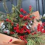 Хвойный микс: нобилис, еловые ветки и ягоды илекса в Санкт-Петербурге - Фотография 5  Хвойный микс: нобилис, еловые ветки и ягоды илекса в Санкт-Петербурге - Фотография 5
