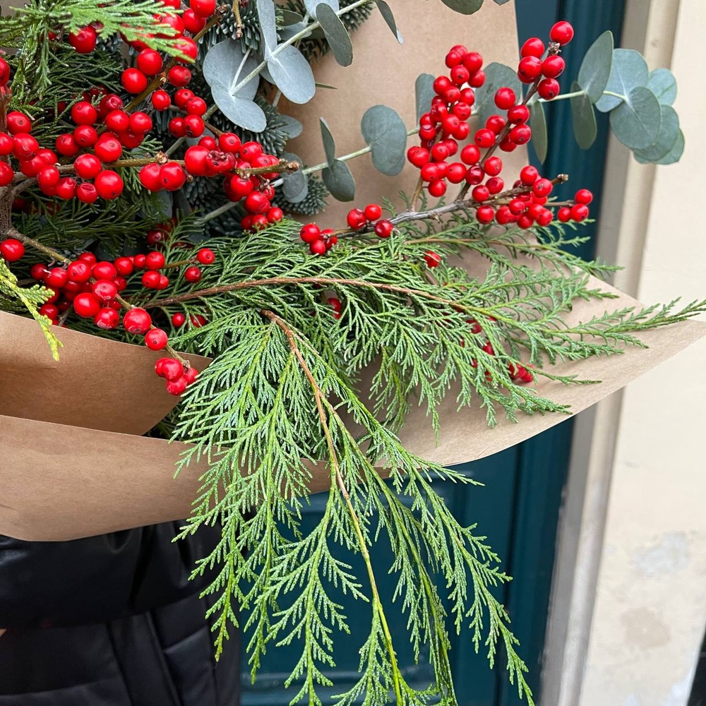 Хвойный микс: нобилис, еловые ветки и ягоды илекса