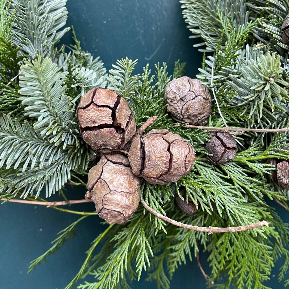 Рождественский венок ручной работы с гирляндой