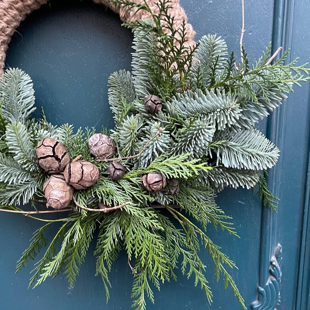 Рождественский венок ручной работы с гирляндой