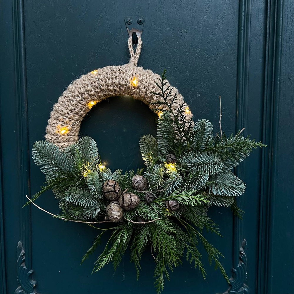 Рождественский венок ручной работы с гирляндой