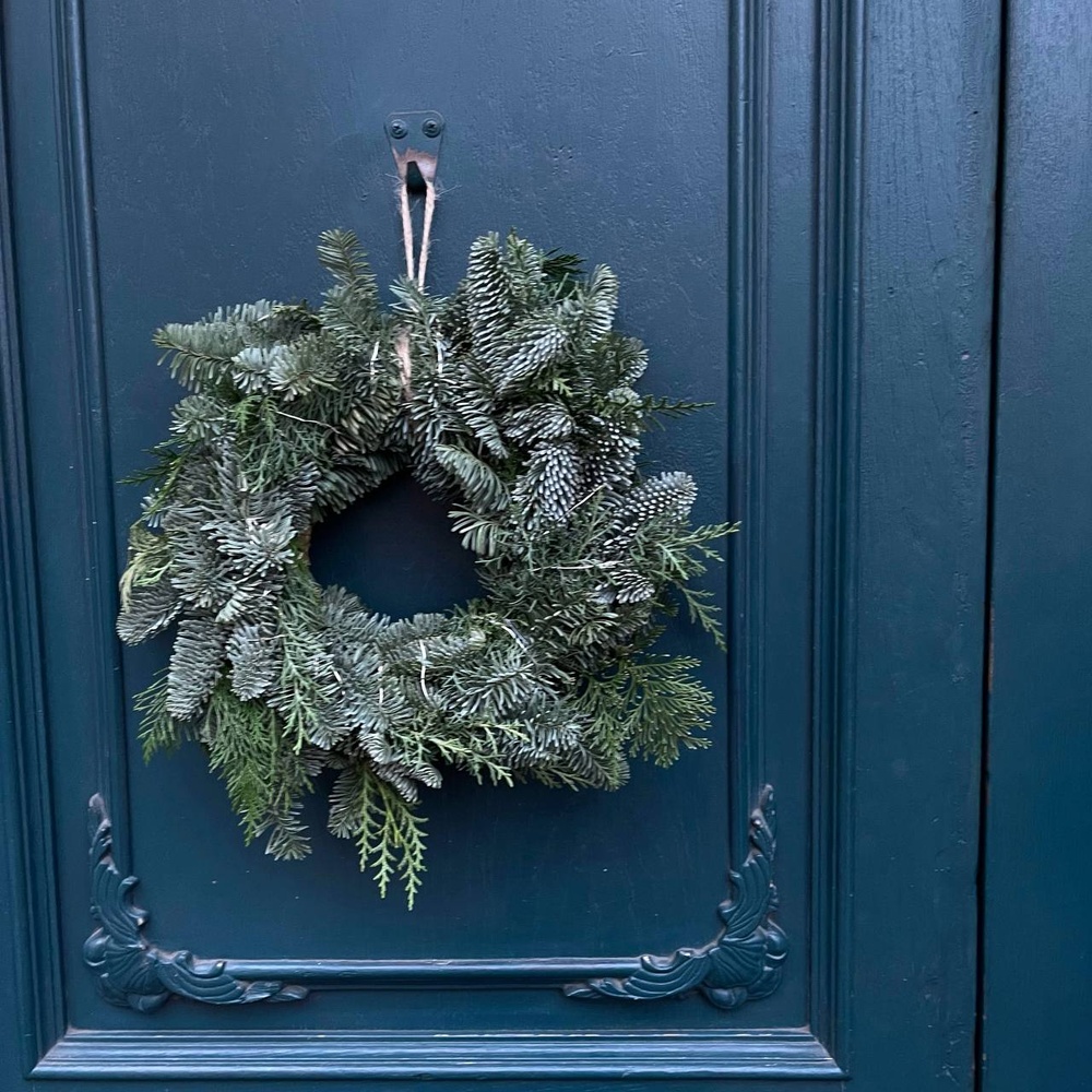 Рождественский венок в стиле минимализм с гирляндой