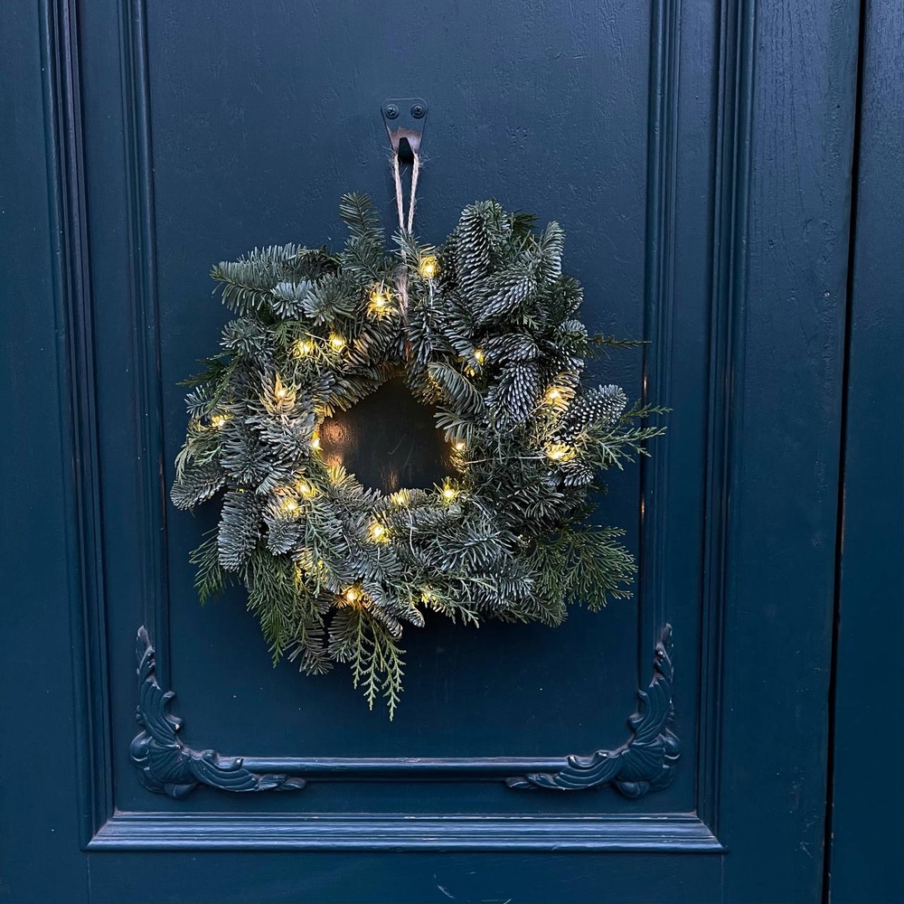 Рождественский венок в стиле минимализм с гирляндой в Санкт-Петербурге