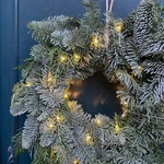 Рождественский венок в стиле минимализм с гирляндой в Санкт-Петербурге - Фотография 2