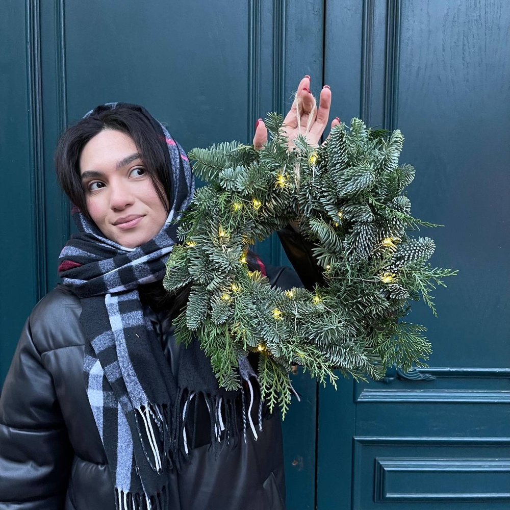 Рождественский венок в стиле минимализм с гирляндой