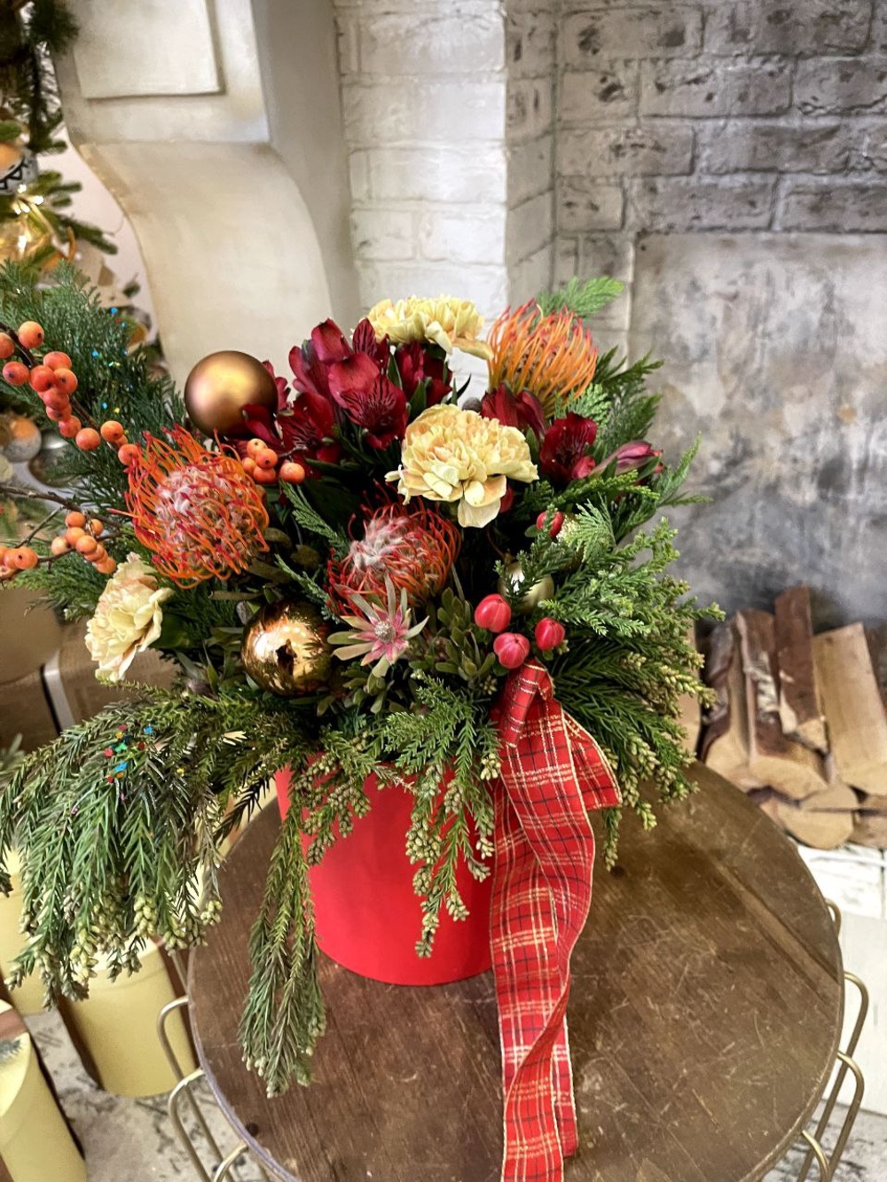 Зимняя композиция в шляпной коробке с доставкой по СПб