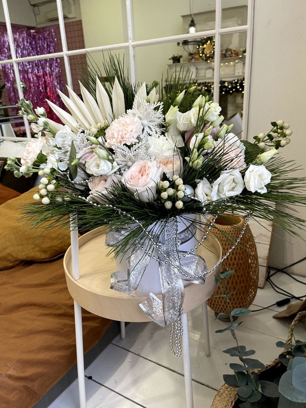 Зимняя композиция в шляпной коробке с доставкой по СПб