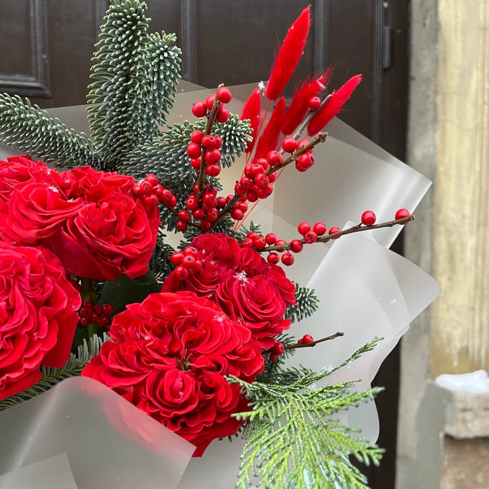 Пунцовый пунш: стойкая роза Рэд Ай и ягоды илекса