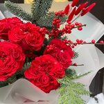 Пунцовый пунш: стойкая роза Рэд Ай и ягоды илекса в Санкт-Петербурге - Фотография 2