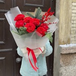 Пунцовый пунш: стойкая роза Рэд Ай и ягоды илекса в Санкт-Петербурге - Фотография 6