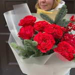 Пунцовый пунш: стойкая роза Рэд Ай и ягоды илекса в Санкт-Петербурге - Фотография 5