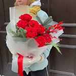 Пунцовый пунш: стойкая роза Рэд Ай и ягоды илекса в Санкт-Петербурге - Фотография 1