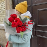 Пунцовый пунш: стойкая роза Рэд Ай и ягоды илекса в Санкт-Петербурге - Фотография 4