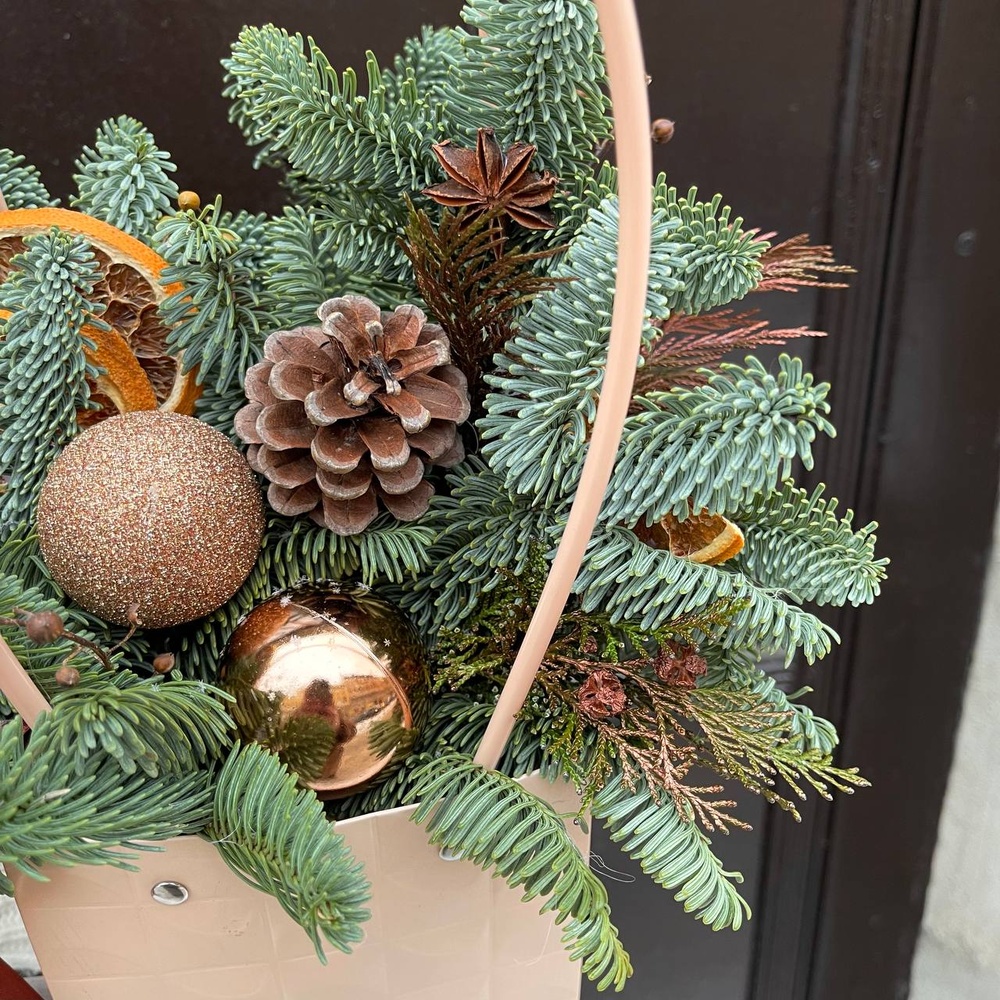 Лесной орешек: зимняя композиция в бронзовых оттенках 