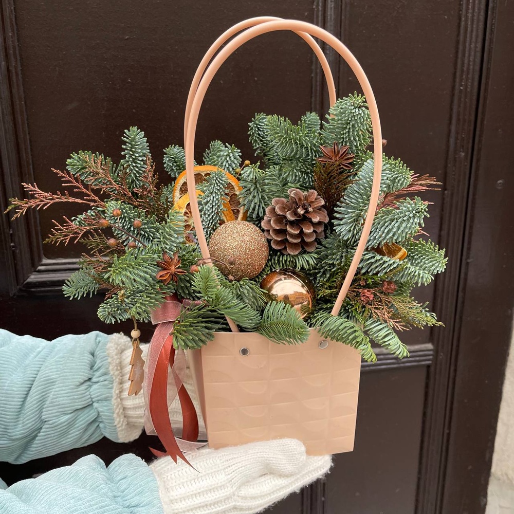 Лесной орешек: зимняя композиция в бронзовых оттенках 