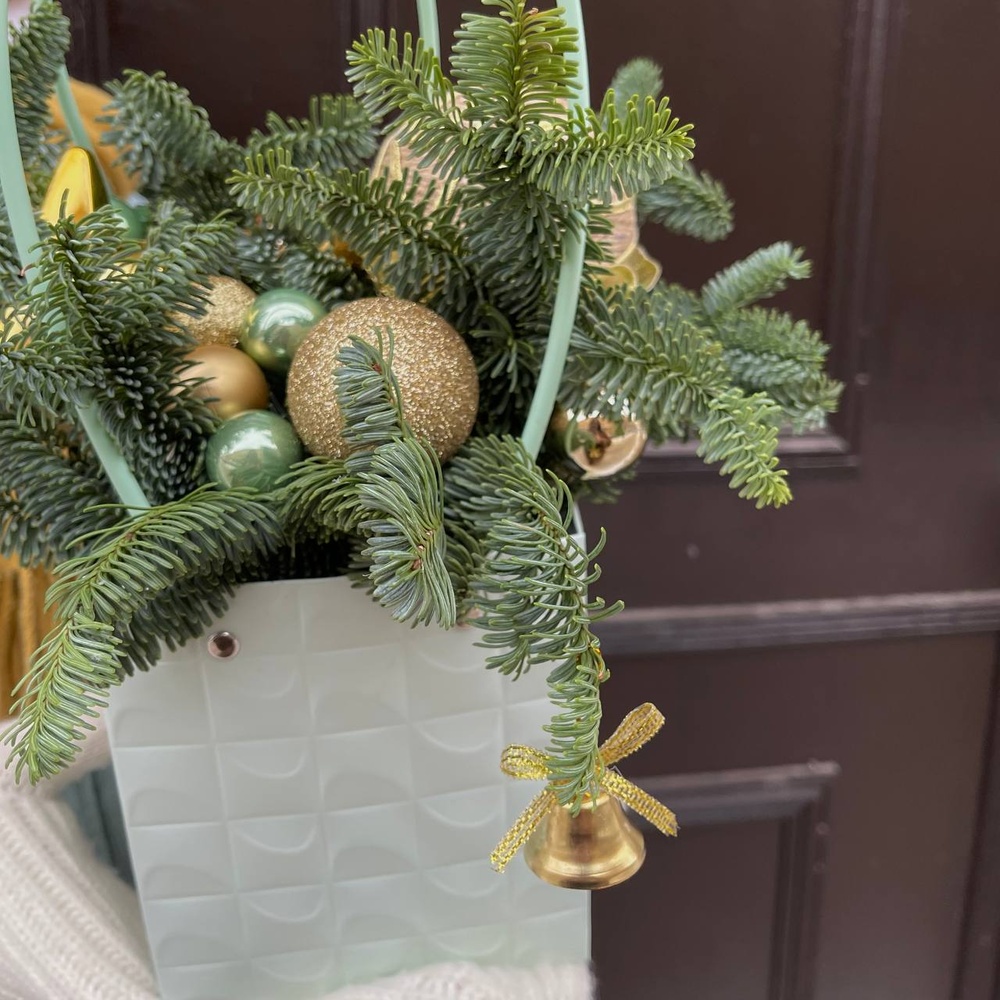 Искры праздника: новогодняя композиция