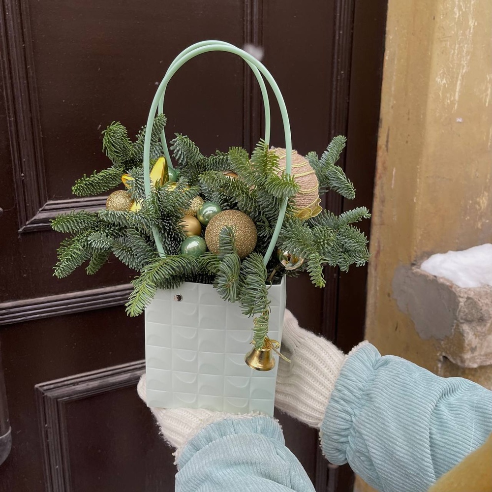 Искры праздника: новогодняя композиция в Санкт-Петербурге