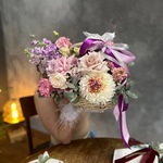 танец сиреневых цветов: новогодняя композиция в корзине - Фотография 1