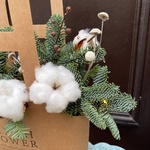 Зимний комплимент: нобилис, хлопок, гирлянда с доставкой по СПб - Фотография 4