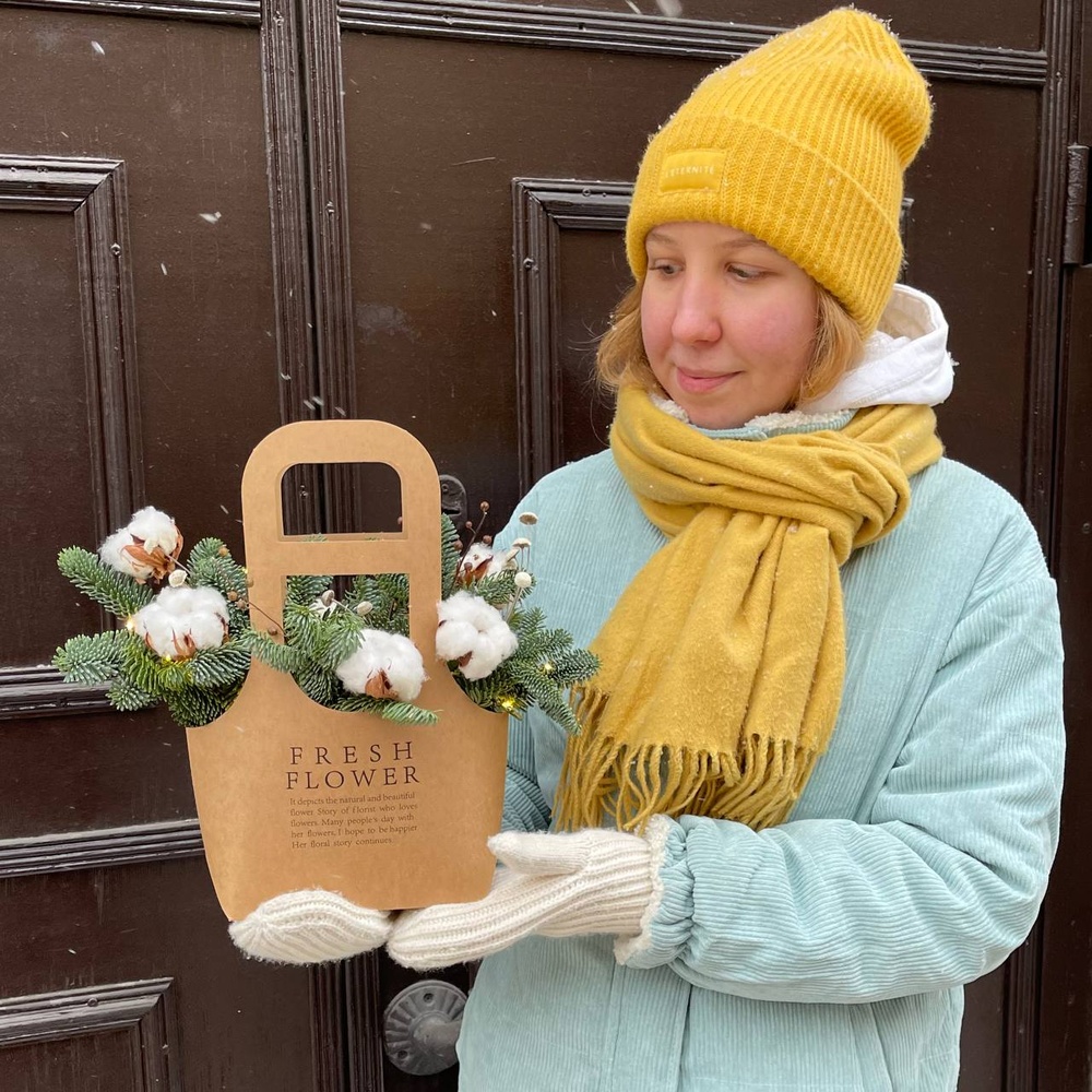 Зимний комплимент: нобилис, хлопок, гирлянда