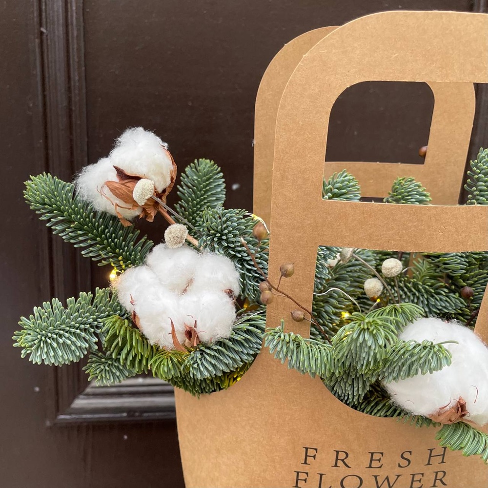 Зимний комплимент: нобилис, хлопок, гирлянда