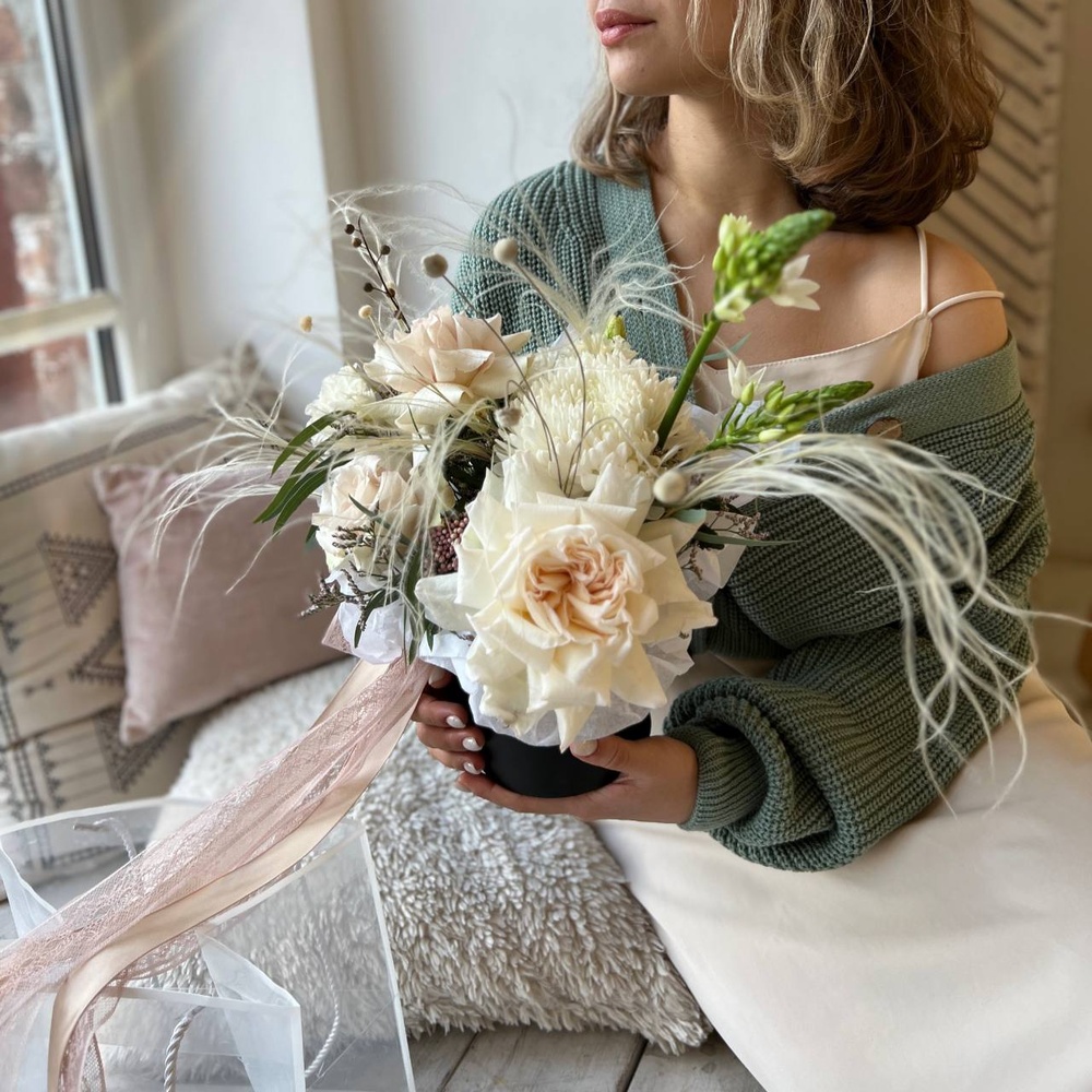 Аист принес: композиция в шляпной коробке