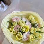 Клубничная аскорбинка: букет с пионовидными тюльпанами и ранункулюсами - Фотография 1