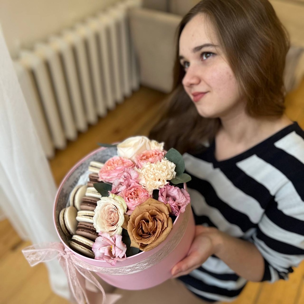 Зубная фея: цветы в шляпной коробке со сладостями Зубная фея: цветы в шляпной коробке со сладостями