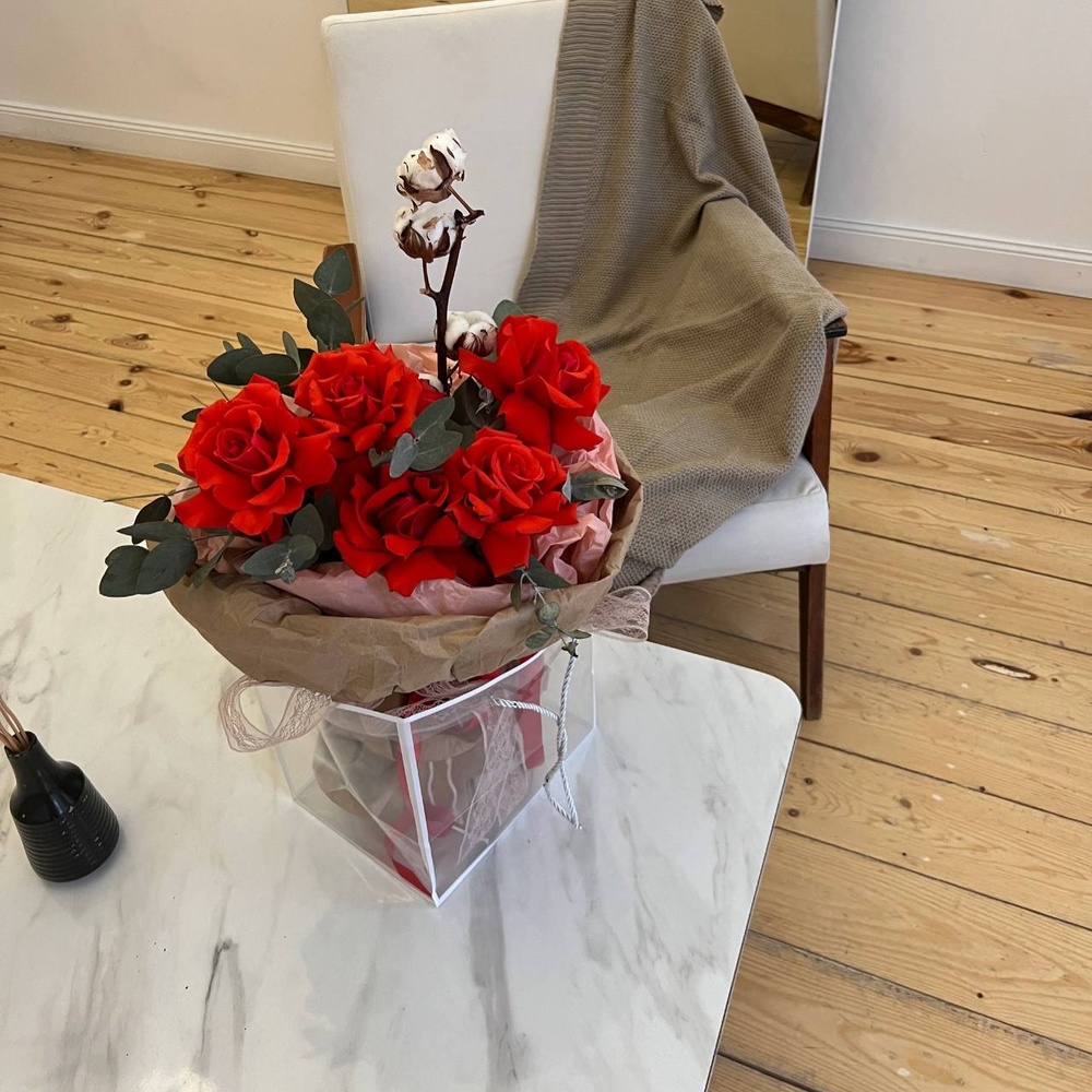 Любовь в пробирке: букет с красными розами