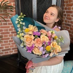 Букет с сиреневой гвоздикой, персиковой розой и голубыми акцентами с доставкой в Санкт-Петербурге - Фотография 1