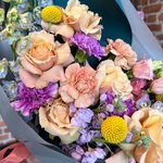 Букет с сиреневой гвоздикой, персиковой розой и голубыми акцентами с доставкой в Санкт-Петербурге - Фотография 5