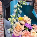 Букет с сиреневой гвоздикой, персиковой розой и голубыми акцентами с доставкой в Санкт-Петербурге - Фотография 4