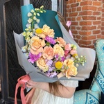 Букет с сиреневой гвоздикой, персиковой розой и голубыми акцентами с доставкой в Санкт-Петербурге - Фотография 6